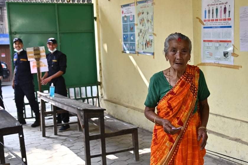 काठमाडौं महानगरमा ७७ वर्षीया वृद्धाले गरिन् मतदान 